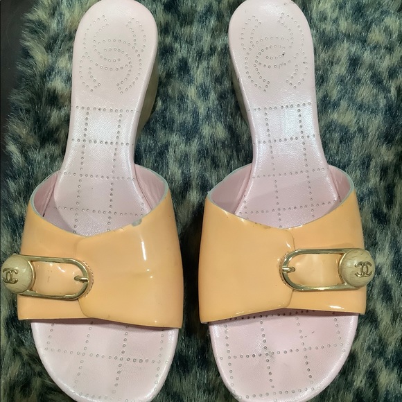 CHANEL ORANGE | PINK PATENT LEATHER SANDALS - Picture 11 of 13
